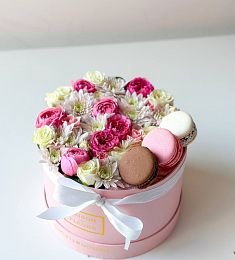 Бокс "Жизель" S. Спрей роза, хризантема и макаронс в коробке