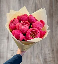 Букет из 7 малиновых голландских пионов в  оформлении