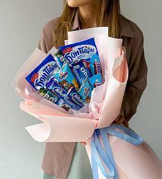 Сладкий букет с шоколадом в оформлении "Blue Lagoon"