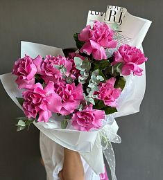 Букет "Розовая глазурь" из роз и эвкалипта