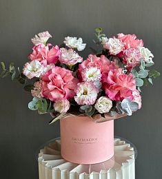 Композиция "VelvetViolet" из роз, лизиантусов и эвкалипта в коробке