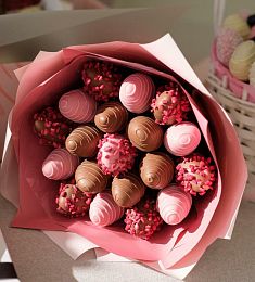 Клубничный букет "Sophia" клубника в молочном  розовом шоколаде