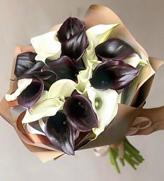 Букет из 17 черных и белых калл