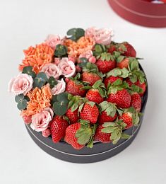 Клубничный бокс "Фьюжн 1.0" клубуника с гвоздикой и спрей розами