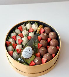 Клубничный бокс с шампанским "Мастер и Маргарита" клубник в шоколаде и кейк попсы