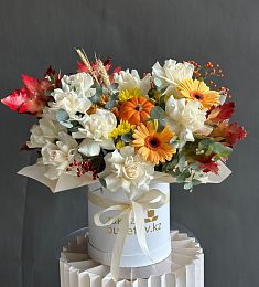 Композиция "Астория" из роз, гербер и хризантем с кукурбитой в коробке