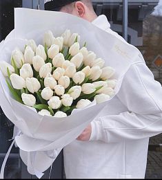 Букет из 49 тюльпанов в оформлении