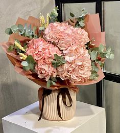 Букет "Кейра" из гортензий и эвкалипта 