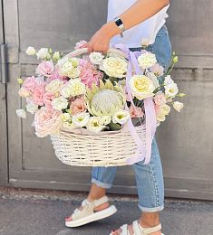 Букет в корзине "Mignonette" из лизиантусов  и роз