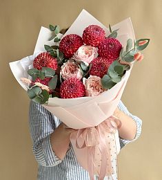 Букет "DAO" из георгинов, пионовидной розы и зелени