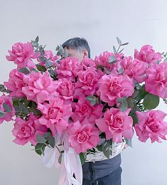 Копозиция в корзине "Наваждение" с вывернутыми голландскими розами и эвкалиптом