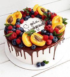 Медовый торт в ягодном оформлении