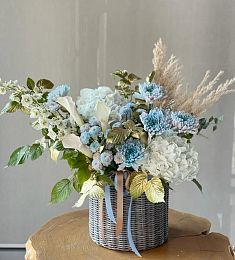 Букет в кашпо "Лазурь" из гортензий и хризантем