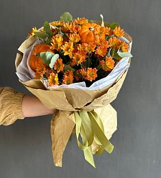 Композиция "Рыжик" из хризантем и кукурбиты