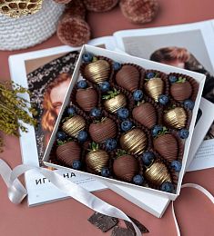 Клубничный бокс "Florida" клубника в молочном итальянском шоколаде с позолотой