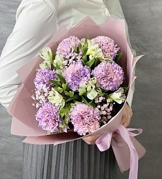 Букет "Любовь без границ" из гвоздик, альстромерий и гипсофилы