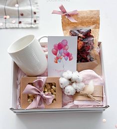 Подарочный бокс "Endless love" кружка, носочки, вкусняшки и стильное оформление.