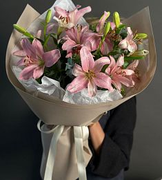 Букет "Розовое волшебство" из лилий и эвкалипта