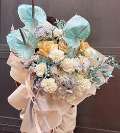 Букет "Филиппинка" из Антуриума, Гвоздик, роз и хризантем