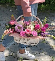 Композиция "Летний восторг" из маттиолы, пионов, роз и гвоздик