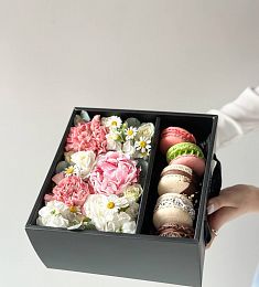  "Мария Макарон" M комбо пионы, лизиантус, гвоздика и ромашка в коробке с макаронс
