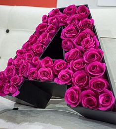 Первая буква имени Любимой наполненная розами