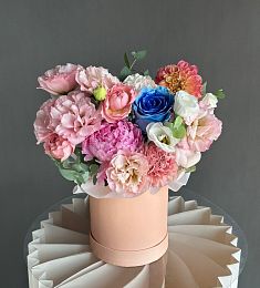 Композиция "Маленькая принцесса" из роз, пионов, лизиантусов  георгинов в коробке