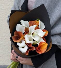 Букет из 17 оранжевых и белых калл