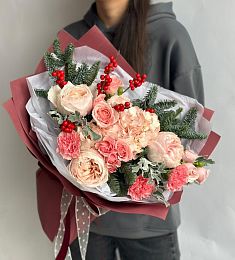 Композиция "Зимняя королева" из гвоздик, гортензии, роз и нобилиса