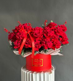 Композиция "Red Aurora" из красных роз, нобилиса и илекса в коробке
