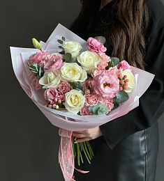 Композиция "Whimsy" из роз, лизиантусов и гипперикума