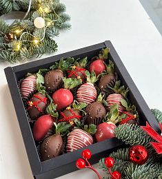 Клубничный бокс "Красный салют" специальный новогодний декор