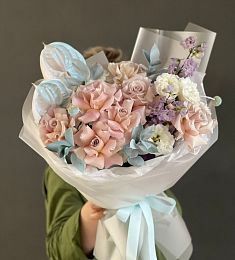 Букет "Deva" с дельфиниумом, антуриумом, лизиантусом и розами
