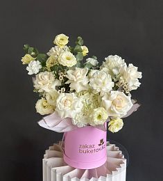 Композиция "Эйла" из роз, гвоздик, пионов и лизиантуса в коробке