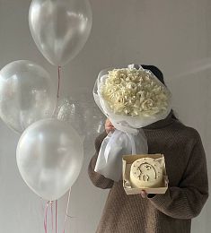 Сет "Нежный" букет роз, тортик и шарики