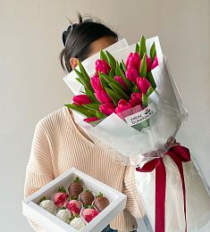 Сет "Прелесть весны" букет тюльпанов и коробка клубники в шоколаде