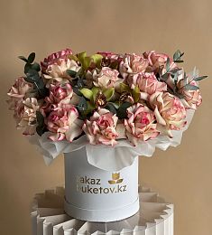 Композиция "Майлира" из роз и орхидей в коробке. 