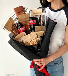 Букет "Black" с колой и снэками.