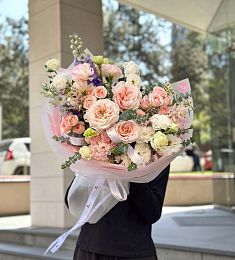 Букет "Парижская весна" из роз, лизиантусов и дельфиниума