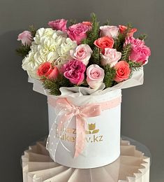 Композиция "Зимний Вальс" из гортензии, роз и нобилиса