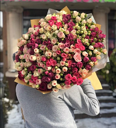 45 голландских спрей-роз в оформлении