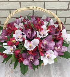 Композиция "Оксирия" из альстромерий и орхидей с зеленью в корзине