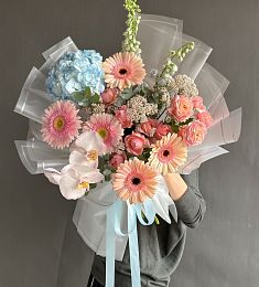 Композиция "Роксана" из дельфиниума, орхидей, гербер и роз