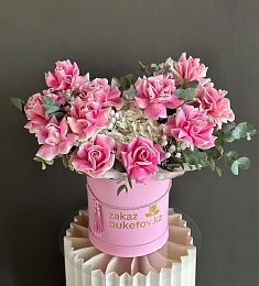 Композиция "Richi" из роз и гортензии в коробке