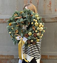 Новогодний венок "Glam" из нобилиса с золотым декором  