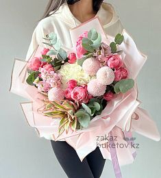 Букет "Pinky" с хризантемой, маттиолой, розами и ананасом