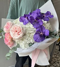 Букет "Lady luck" из орхидей, роз и гортензий