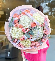 Букет "Дама" из гортензий и роз в оформлении