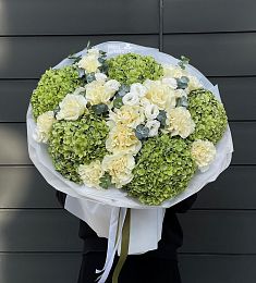 Букет "Изумрудный" из роз, лизиантусов и зеленых гортензий