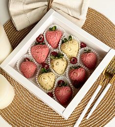 Клубничный бокс "Джоли"  из белого и розового шоколада